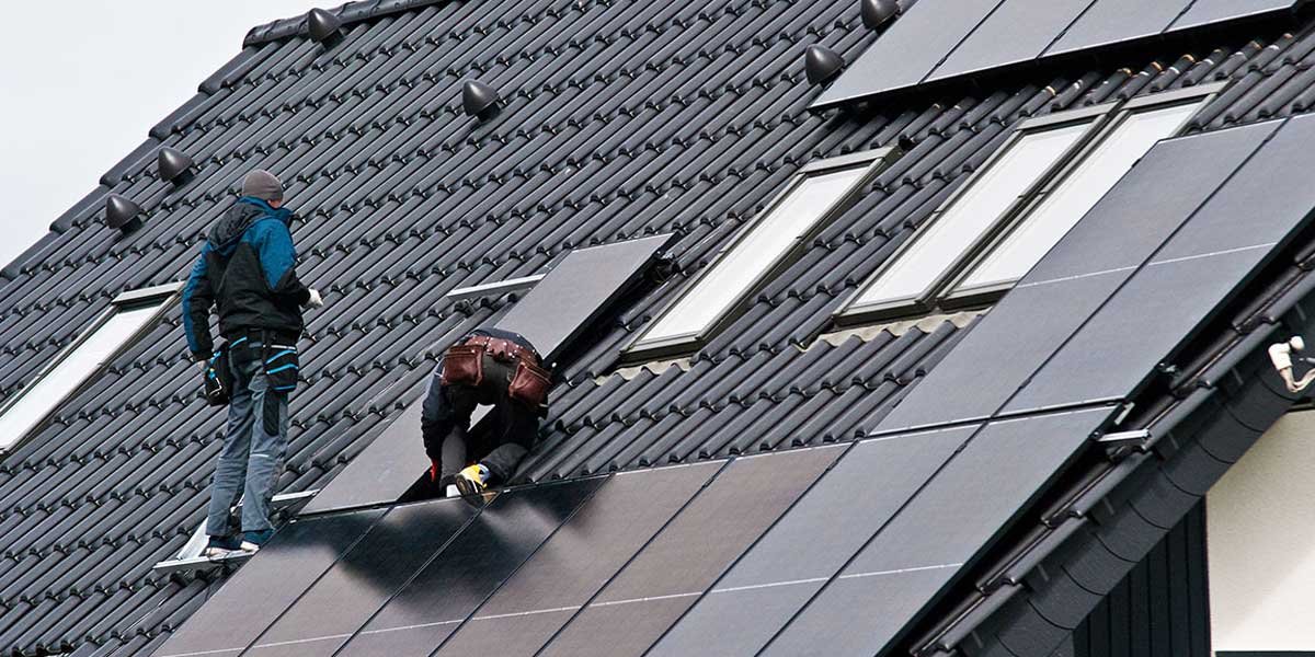 Can-Solar-Panels-Be-Installed-on-a-Metal-Roof