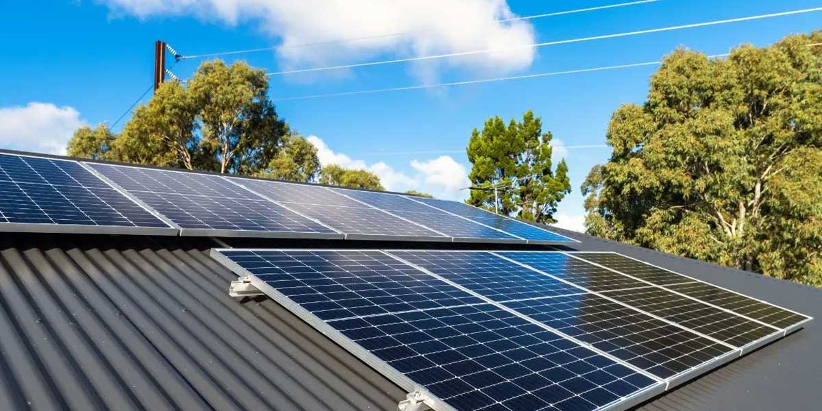 Can-Solar-Panels-Be-Installed-on-a-Metal-Roof1