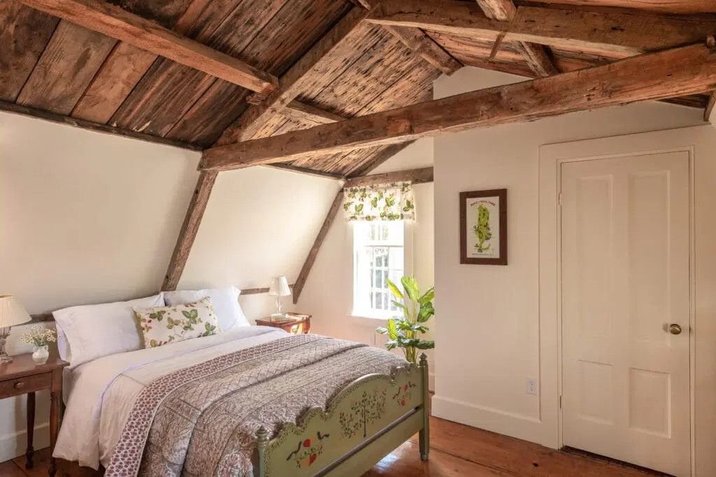 attic-bedroom-decorating-ideas-practical-guide-tip-1