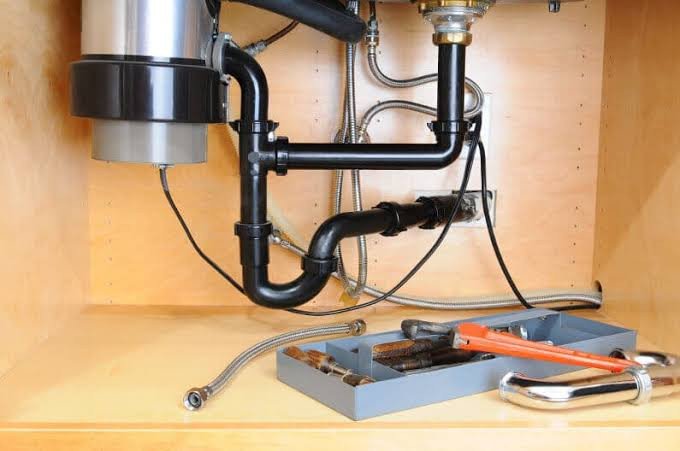 diy-vs-professional-garbage-disposal-when-to-call-1